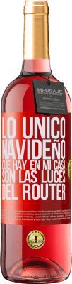 29,95 € Envío gratis | Vino Rosado Edición ROSÉ Lo único navideño que hay en mi casa son las luces del router Etiqueta Roja. Etiqueta personalizable Vino joven Cosecha 2025 Tempranillo