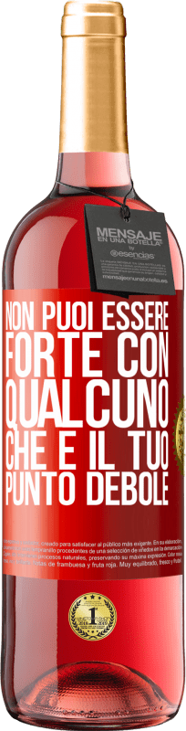 29,95 € Spedizione Gratuita | Vino rosato Edizione ROSÉ Non puoi essere forte con qualcuno che è il tuo punto debole Etichetta Rossa. Etichetta personalizzabile Vino giovane Raccogliere 2024 Tempranillo