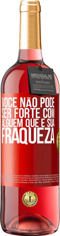 29,95 € Envio grátis | Vinho rosé Edição ROSÉ Você não pode ser forte com alguém que é sua fraqueza Etiqueta Vermelha. Etiqueta personalizável Vinho jovem Colheita 2024 Tempranillo