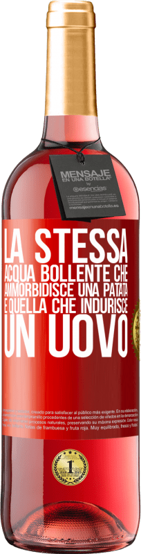 29,95 € Spedizione Gratuita | Vino rosato Edizione ROSÉ La stessa acqua bollente che ammorbidisce una patata è quella che indurisce un uovo Etichetta Rossa. Etichetta personalizzabile Vino giovane Raccogliere 2024 Tempranillo