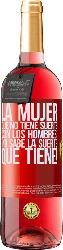 29,95 € Envío gratis | Vino Rosado Edición ROSÉ La mujer que no tiene suerte con los hombres... ¡no sabe la suerte que tiene! Etiqueta Roja. Etiqueta personalizable Vino joven Cosecha 2024 Tempranillo