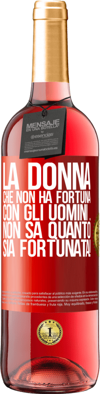 29,95 € Spedizione Gratuita | Vino rosato Edizione ROSÉ La donna che non ha fortuna con gli uomini ... non sa quanto sia fortunata! Etichetta Rossa. Etichetta personalizzabile Vino giovane Raccogliere 2024 Tempranillo