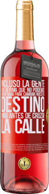 29,95 € Envío gratis | Vino Rosado Edición ROSÉ Incluso la gente que afirma que no podemos hacer nada para cambiar nuestro destino, mira antes de cruzar la calle Etiqueta Roja. Etiqueta personalizable Vino joven Cosecha 2023 Tempranillo