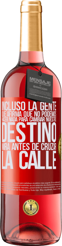 29,95 € Envío gratis | Vino Rosado Edición ROSÉ Incluso la gente que afirma que no podemos hacer nada para cambiar nuestro destino, mira antes de cruzar la calle Etiqueta Roja. Etiqueta personalizable Vino joven Cosecha 2024 Tempranillo