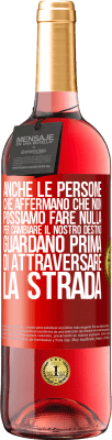 29,95 € Spedizione Gratuita | Vino rosato Edizione ROSÉ Anche le persone che affermano che non possiamo fare nulla per cambiare il nostro destino, guardano prima di attraversare la Etichetta Rossa. Etichetta personalizzabile Vino giovane Raccogliere 2024 Tempranillo