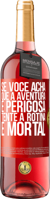 29,95 € Envio grátis | Vinho rosé Edição ROSÉ Se você acha que a aventura é perigosa, tente a rotina. É mortal Etiqueta Vermelha. Etiqueta personalizável Vinho jovem Colheita 2023 Tempranillo