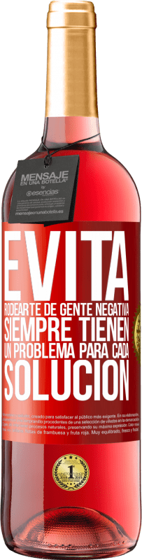 29,95 € Envío gratis | Vino Rosado Edición ROSÉ Evita rodearte de gente negativa. Siempre tienen un problema para cada solución Etiqueta Roja. Etiqueta personalizable Vino joven Cosecha 2024 Tempranillo