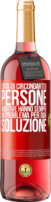 29,95 € Spedizione Gratuita | Vino rosato Edizione ROSÉ Evita di circondarti di persone negative. Hanno sempre un problema per ogni soluzione Etichetta Rossa. Etichetta personalizzabile Vino giovane Raccogliere 2024 Tempranillo