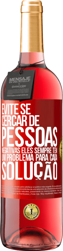 29,95 € Envio grátis | Vinho rosé Edição ROSÉ Evite se cercar de pessoas negativas. Eles sempre têm um problema para cada solução Etiqueta Vermelha. Etiqueta personalizável Vinho jovem Colheita 2024 Tempranillo