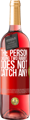 29,95 € 送料無料 | ロゼワイン ROSÉエディション 2匹のウサギを追いかける人は何も捕まえません 赤いタグ. カスタマイズ可能なラベル 若いワイン 収穫 2025 Tempranillo