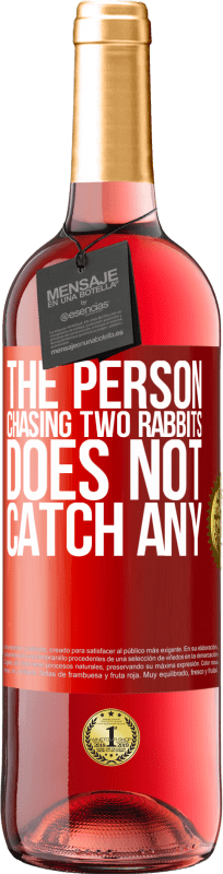 29,95 € 送料無料 | ロゼワイン ROSÉエディション 2匹のウサギを追いかける人は何も捕まえません 赤いタグ. カスタマイズ可能なラベル 若いワイン 収穫 2023 Tempranillo