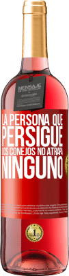 29,95 € Envío gratis | Vino Rosado Edición ROSÉ La persona que persigue dos conejos no atrapa ninguno Etiqueta Roja. Etiqueta personalizable Vino joven Cosecha 2025 Tempranillo