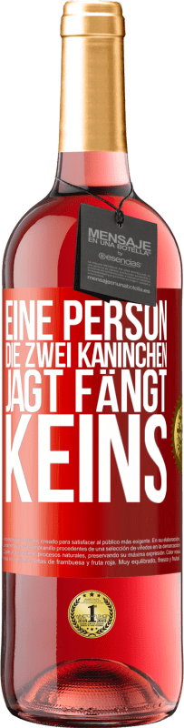 29,95 € Kostenloser Versand | Roséwein ROSÉ Ausgabe Eine Person, die zwei Kaninchen jagt, fängt keins Rote Markierung. Anpassbares Etikett Junger Wein Ernte 2024 Tempranillo