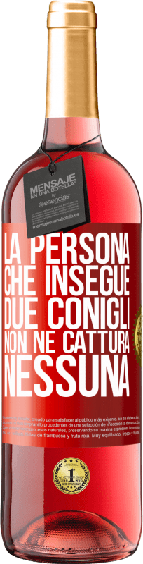 29,95 € Spedizione Gratuita | Vino rosato Edizione ROSÉ La persona che insegue due conigli non ne cattura nessuna Etichetta Rossa. Etichetta personalizzabile Vino giovane Raccogliere 2024 Tempranillo