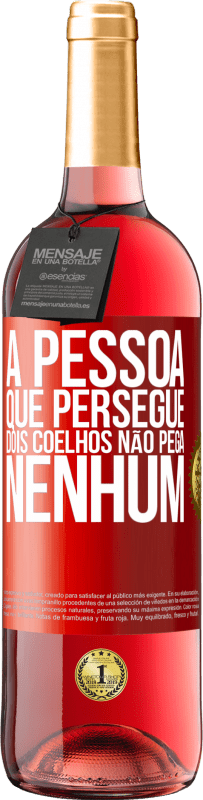 29,95 € Envio grátis | Vinho rosé Edição ROSÉ A pessoa que persegue dois coelhos não pega nenhum Etiqueta Vermelha. Etiqueta personalizável Vinho jovem Colheita 2024 Tempranillo