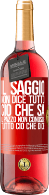 29,95 € Spedizione Gratuita | Vino rosato Edizione ROSÉ Il saggio non dice tutto ciò che sa, il pazzo non conosce tutto ciò che dice Etichetta Rossa. Etichetta personalizzabile Vino giovane Raccogliere 2024 Tempranillo