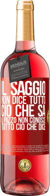 29,95 € Spedizione Gratuita | Vino rosato Edizione ROSÉ Il saggio non dice tutto ciò che sa, il pazzo non conosce tutto ciò che dice Etichetta Rossa. Etichetta personalizzabile Vino giovane Raccogliere 2025 Tempranillo