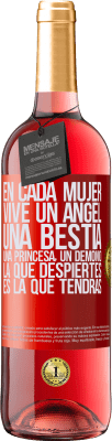 29,95 € Envío gratis | Vino Rosado Edición ROSÉ En cada mujer vive un ángel, una bestia, una princesa, un demonio. La que despiertes es la que tendrás Etiqueta Roja. Etiqueta personalizable Vino joven Cosecha 2023 Tempranillo