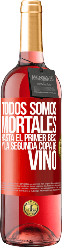 29,95 € Envío gratis | Vino Rosado Edición ROSÉ Todos somos mortales hasta el primer beso y la segunda copa de vino Etiqueta Roja. Etiqueta personalizable Vino joven Cosecha 2024 Tempranillo