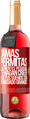 29,95 € Envío gratis | Vino Rosado Edición ROSÉ Jamás permitas que mentes pequeñas te hagan creer que tus sueños son demasiado grandes Etiqueta Roja. Etiqueta personalizable Vino joven Cosecha 2024 Tempranillo