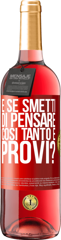 29,95 € Spedizione Gratuita | Vino rosato Edizione ROSÉ e se smetti di pensare così tanto e provi? Etichetta Rossa. Etichetta personalizzabile Vino giovane Raccogliere 2024 Tempranillo