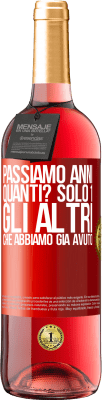 29,95 € Spedizione Gratuita | Vino rosato Edizione ROSÉ Passiamo anni. Quanti? solo 1. Gli altri che abbiamo già avuto Etichetta Rossa. Etichetta personalizzabile Vino giovane Raccogliere 2024 Tempranillo