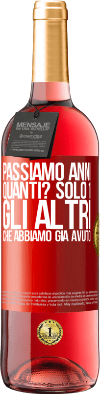 29,95 € Spedizione Gratuita | Vino rosato Edizione ROSÉ Passiamo anni. Quanti? solo 1. Gli altri che abbiamo già avuto Etichetta Rossa. Etichetta personalizzabile Vino giovane Raccogliere 2024 Tempranillo