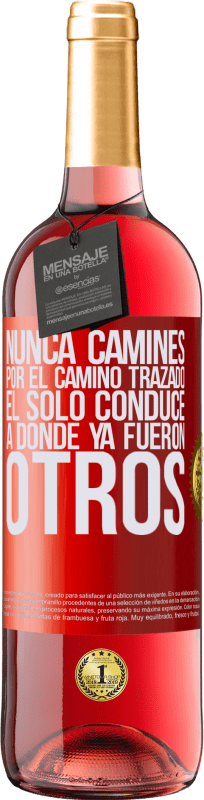 29,95 € Envío gratis | Vino Rosado Edición ROSÉ Nunca camines por el camino trazado, él sólo conduce a donde ya fueron otros Etiqueta Roja. Etiqueta personalizable Vino joven Cosecha 2024 Tempranillo