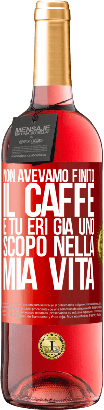 29,95 € Spedizione Gratuita | Vino rosato Edizione ROSÉ Non avevamo finito il caffè e tu eri già uno scopo nella mia vita Etichetta Rossa. Etichetta personalizzabile Vino giovane Raccogliere 2024 Tempranillo