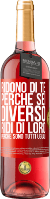 29,95 € Spedizione Gratuita | Vino rosato Edizione ROSÉ Ridono di te perché sei diverso. Ridi di loro, perché sono tutti uguali Etichetta Rossa. Etichetta personalizzabile Vino giovane Raccogliere 2023 Tempranillo