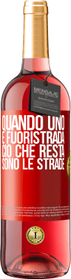 29,95 € Spedizione Gratuita | Vino rosato Edizione ROSÉ Quando uno è fuoristrada, ciò che resta sono le strade Etichetta Rossa. Etichetta personalizzabile Vino giovane Raccogliere 2024 Tempranillo