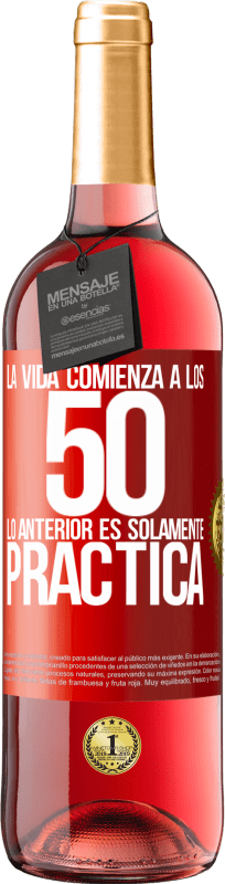 29,95 € Envío gratis | Vino Rosado Edición ROSÉ La vida comienza a los 50, lo anterior es solamente práctica Etiqueta Roja. Etiqueta personalizable Vino joven Cosecha 2024 Tempranillo