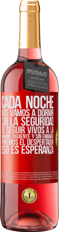 29,95 € Envío gratis | Vino Rosado Edición ROSÉ Cada noche nos vamos a dormir sin la seguridad de seguir vivos a la mañana siguiente y, sin embargo, ponemos el despertador Etiqueta Roja. Etiqueta personalizable Vino joven Cosecha 2024 Tempranillo