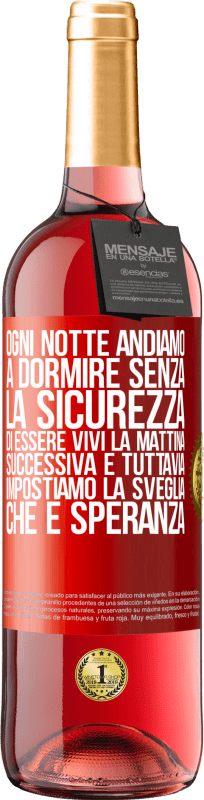 29,95 € Spedizione Gratuita | Vino rosato Edizione ROSÉ Ogni notte andiamo a dormire senza la sicurezza di essere vivi la mattina successiva e tuttavia impostiamo la sveglia. CHE È Etichetta Rossa. Etichetta personalizzabile Vino giovane Raccogliere 2024 Tempranillo