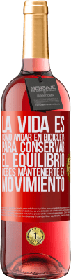 29,95 € Envío gratis | Vino Rosado Edición ROSÉ La vida es como andar en bicicleta. Para conservar el equilibrio debes mantenerte en movimiento Etiqueta Roja. Etiqueta personalizable Vino joven Cosecha 2024 Tempranillo