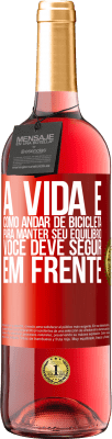 29,95 € Envio grátis | Vinho rosé Edição ROSÉ A vida é como andar de bicicleta. Para manter seu equilíbrio, você deve seguir em frente Etiqueta Vermelha. Etiqueta personalizável Vinho jovem Colheita 2024 Tempranillo