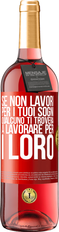 29,95 € Spedizione Gratuita | Vino rosato Edizione ROSÉ Se non lavori per i tuoi sogni, qualcuno ti troverà a lavorare per i loro Etichetta Rossa. Etichetta personalizzabile Vino giovane Raccogliere 2024 Tempranillo