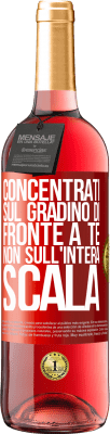 29,95 € Spedizione Gratuita | Vino rosato Edizione ROSÉ Concentrati sul gradino di fronte a te, non sull'intera scala Etichetta Rossa. Etichetta personalizzabile Vino giovane Raccogliere 2024 Tempranillo