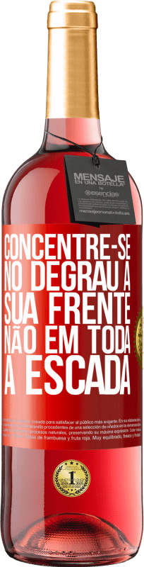 29,95 € Envio grátis | Vinho rosé Edição ROSÉ Concentre-se no degrau à sua frente, não em toda a escada Etiqueta Vermelha. Etiqueta personalizável Vinho jovem Colheita 2024 Tempranillo