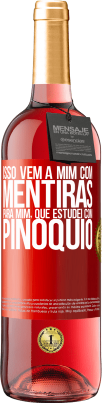 29,95 € Envio grátis | Vinho rosé Edição ROSÉ Isso vem a mim com mentiras. Para mim, que estudei com Pinóquio Etiqueta Vermelha. Etiqueta personalizável Vinho jovem Colheita 2024 Tempranillo