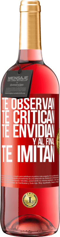 29,95 € Envío gratis | Vino Rosado Edición ROSÉ Te observan, te critican, te envidian… y al final, te imitan Etiqueta Roja. Etiqueta personalizable Vino joven Cosecha 2024 Tempranillo