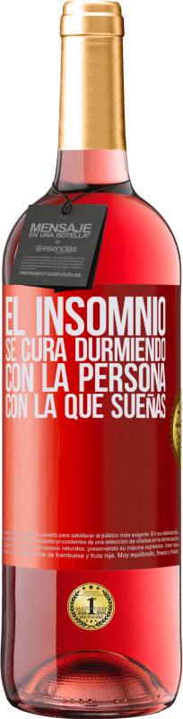 29,95 € Envío gratis | Vino Rosado Edición ROSÉ El insomnio se cura durmiendo con la persona con la que sueñas Etiqueta Roja. Etiqueta personalizable Vino joven Cosecha 2024 Tempranillo