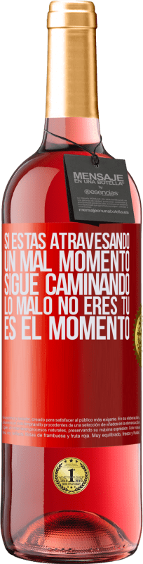 29,95 € Envío gratis | Vino Rosado Edición ROSÉ Si estás atravesando un mal momento, sigue caminando. Lo malo no eres tú, es el momento Etiqueta Roja. Etiqueta personalizable Vino joven Cosecha 2024 Tempranillo