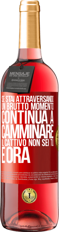 29,95 € Spedizione Gratuita | Vino rosato Edizione ROSÉ Se stai attraversando un brutto momento, continua a camminare. Il cattivo non sei tu, è ora Etichetta Rossa. Etichetta personalizzabile Vino giovane Raccogliere 2024 Tempranillo