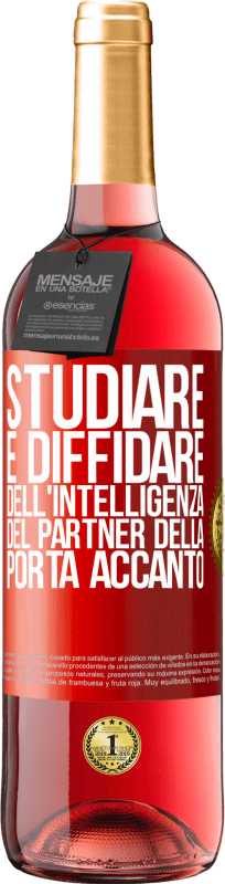 29,95 € Spedizione Gratuita | Vino rosato Edizione ROSÉ Studiare è diffidare dell'intelligenza del partner della porta accanto Etichetta Rossa. Etichetta personalizzabile Vino giovane Raccogliere 2024 Tempranillo