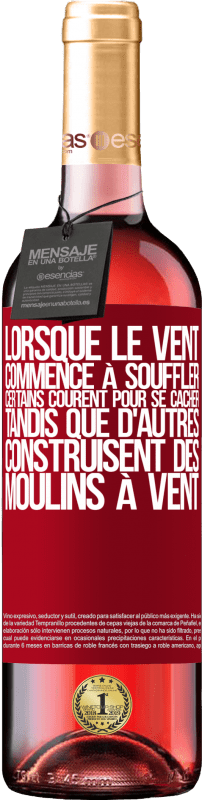 29,95 € Envoi gratuit | Vin rosé Édition ROSÉ Lorsque le vent commence à souffler, certains courent pour se cacher, tandis que d'autres construisent des moulins à vent Étiquette Rouge. Étiquette personnalisable Vin jeune Récolte 2024 Tempranillo