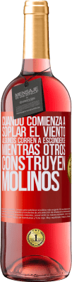 29,95 € Envío gratis | Vino Rosado Edición ROSÉ Cuando comienza a soplar el viento, algunos corren a esconderse, mientras otros construyen molinos Etiqueta Roja. Etiqueta personalizable Vino joven Cosecha 2023 Tempranillo