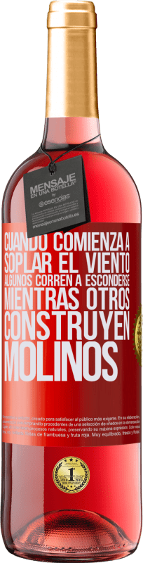 29,95 € Envío gratis | Vino Rosado Edición ROSÉ Cuando comienza a soplar el viento, algunos corren a esconderse, mientras otros construyen molinos Etiqueta Roja. Etiqueta personalizable Vino joven Cosecha 2024 Tempranillo