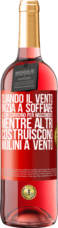 29,95 € Spedizione Gratuita | Vino rosato Edizione ROSÉ Quando il vento inizia a soffiare, alcuni corrono per nascondersi, mentre altri costruiscono mulini a vento Etichetta Rossa. Etichetta personalizzabile Vino giovane Raccogliere 2024 Tempranillo