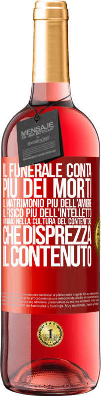 29,95 € Spedizione Gratuita | Vino rosato Edizione ROSÉ Il funerale conta più dei morti, il matrimonio più dell'amore, il fisico più dell'intelletto. Viviamo nella cultura del Etichetta Rossa. Etichetta personalizzabile Vino giovane Raccogliere 2024 Tempranillo